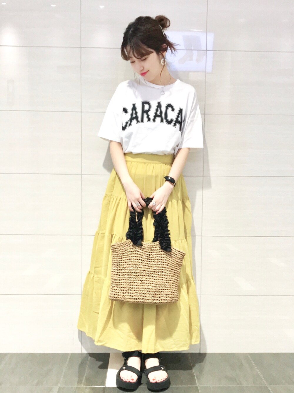 「ティアード、ロングスカート、スカート、マキシスカート、ラクチンコーデ、大人カジュアル、おだんごヘアー、ロゴT、プチプラコーデ、earth music&ecology」｜「earth music&ecologyの・ロゴBIGリメイクTシャツ（Tシャツ/カットソー、ホワイト系）」を使った、とば  もえかさん（レディース・158cm）の夏コーディネートの1枚目の写真