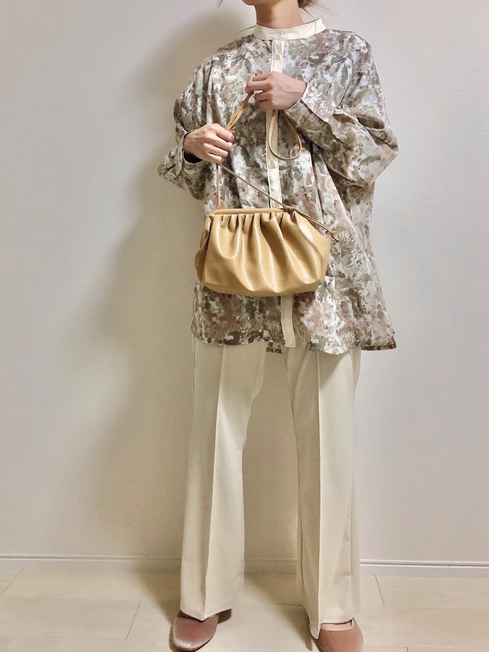 「プチプラ、プチプラコーデ、柄シャツ、フレアパンツ、おしゃれさんと繋がりたい、大人コーデ、春コーデ、パステル映える春、大人ガーリー、きれいめカジュアル」｜「laule'aのアイテム（シャツ/ブラウス、ベージュ系）」を使った、Mii-kichiさん（レディース・156cm）の春コーディネートの1枚目の写真