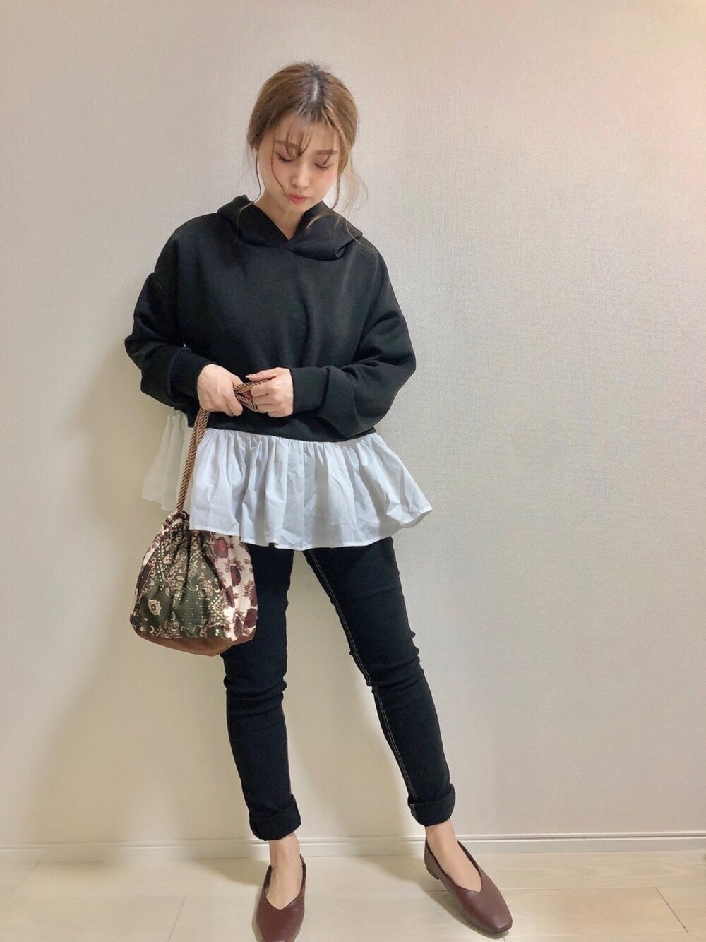 「スクエアトゥ、休日スタイル、今日のコーデ、オトナカワイイ、おしゃれさんと繋がりたい、大人ガーリー、キレイめカジュアル、プチプラ、ブラックコーデ、巾着バッグ」｜「しまむらのアイテム（パンツ、ブラック系）」を使った、Mii-kichiさん（レディース・156cm）の春コーディネートの1枚目の写真