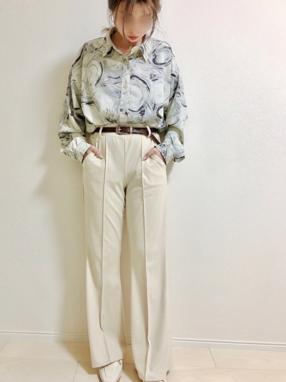 「ハイウエスト、パンツコーデ、オトナ女子、プチプラ、春コーデ、マーブル柄、柄シャツ、おしゃれさんと繋がりたい」｜「しまむらのアイテム（パンツ、ベージュ系）」を使った、Mii-kichiさん（レディース・156cm）の春コーディネートの1枚目の写真