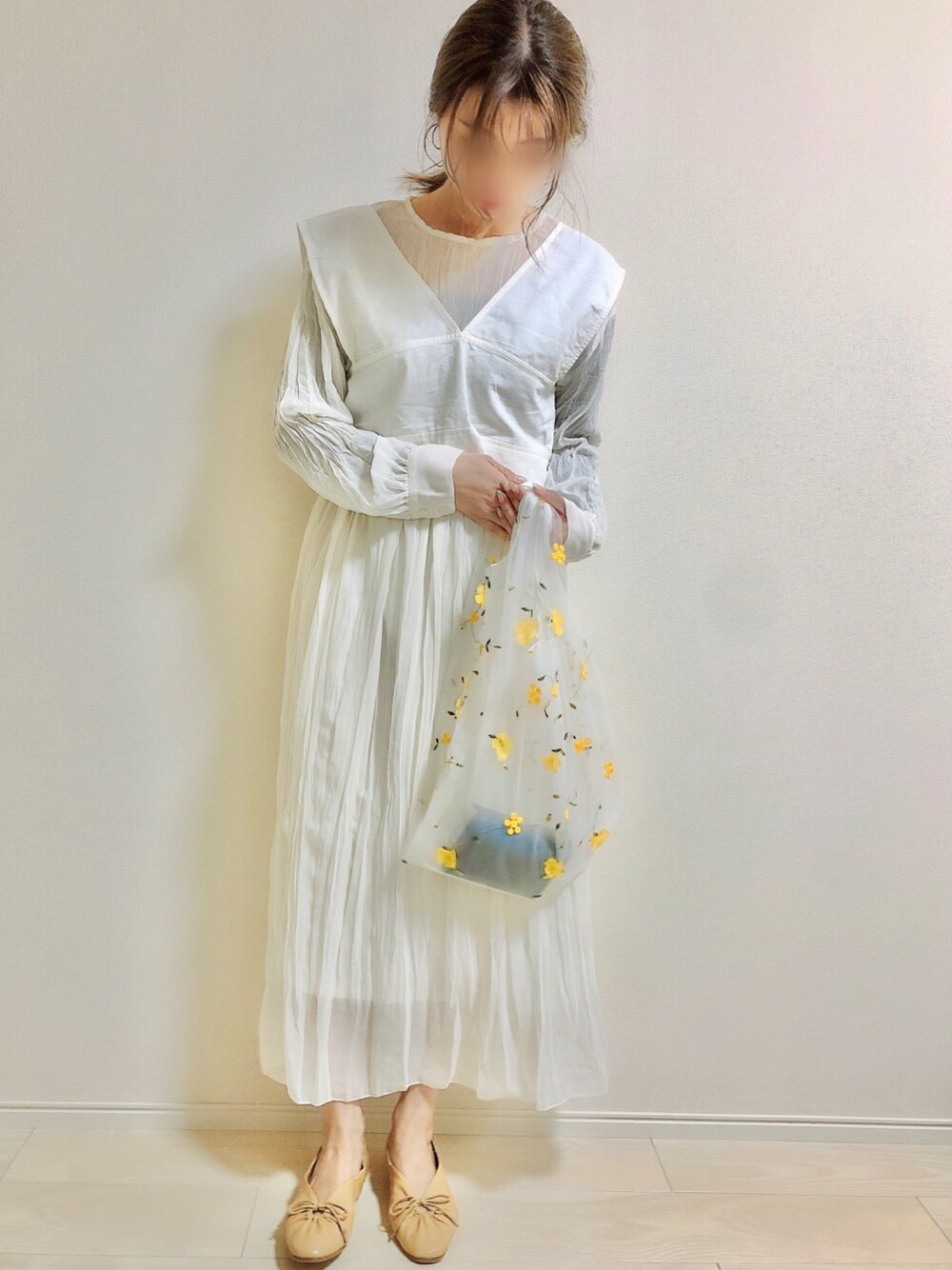 「休日スタイル、シアーワンピース、ビスチェ、花柄、ギャザーシューズ、春コーデ」｜「laule'aのアイテム（ワンピース、ホワイト系）」を使った、Mii-kichiさん（レディース・156cm）の春コーディネートの1枚目の写真
