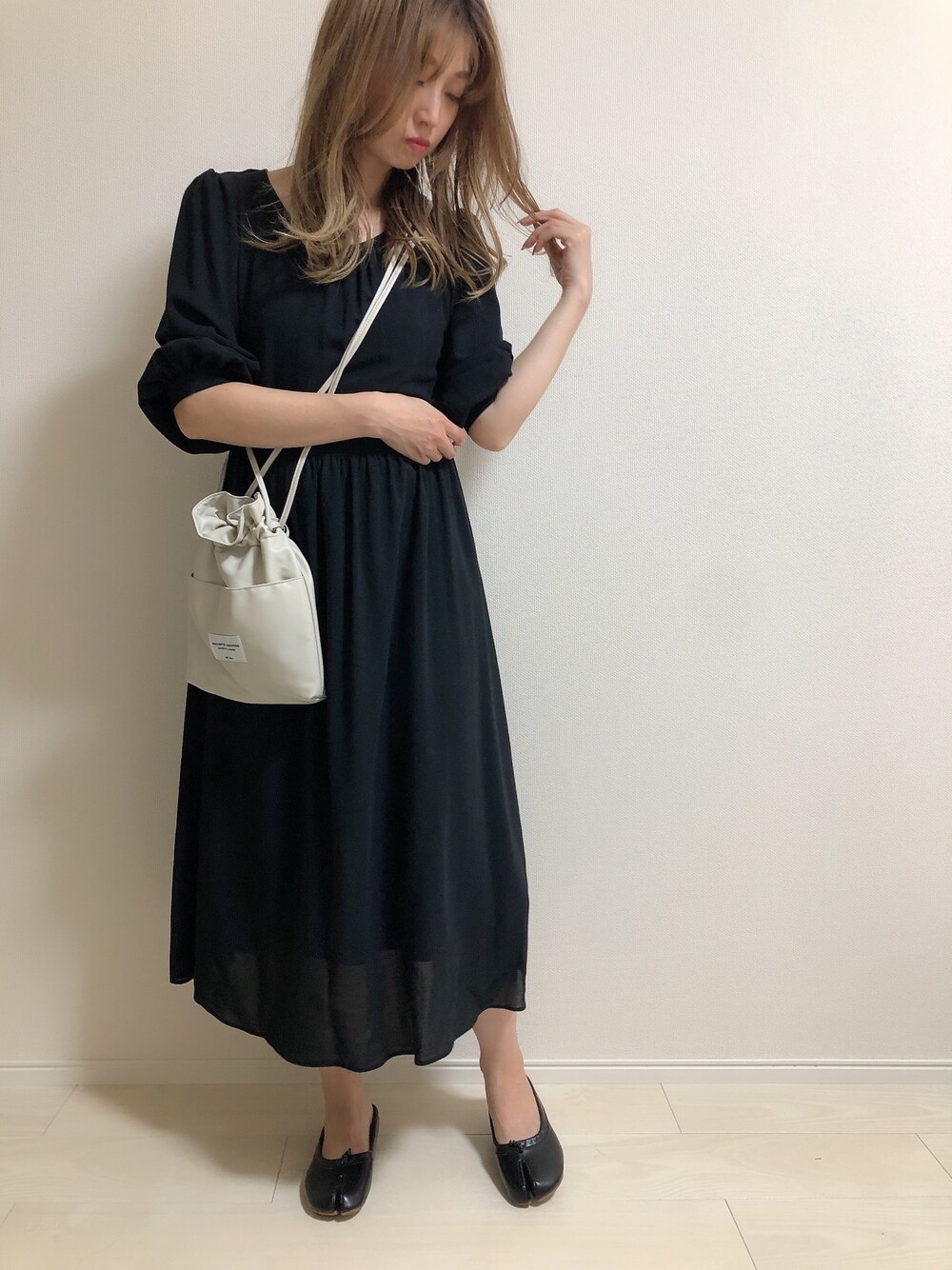 「休日コーデ、オトナ女子、シンプル、モノトーンコーデ、プチプラ、大人ガーリー」｜「UNIQLOのマーセライズコットンギャザーワンピース（7分袖）（ワンピース、ブラック系）」を使った、Mii-kichiさん（レディース・156cm）の春コーディネートの1枚目の写真