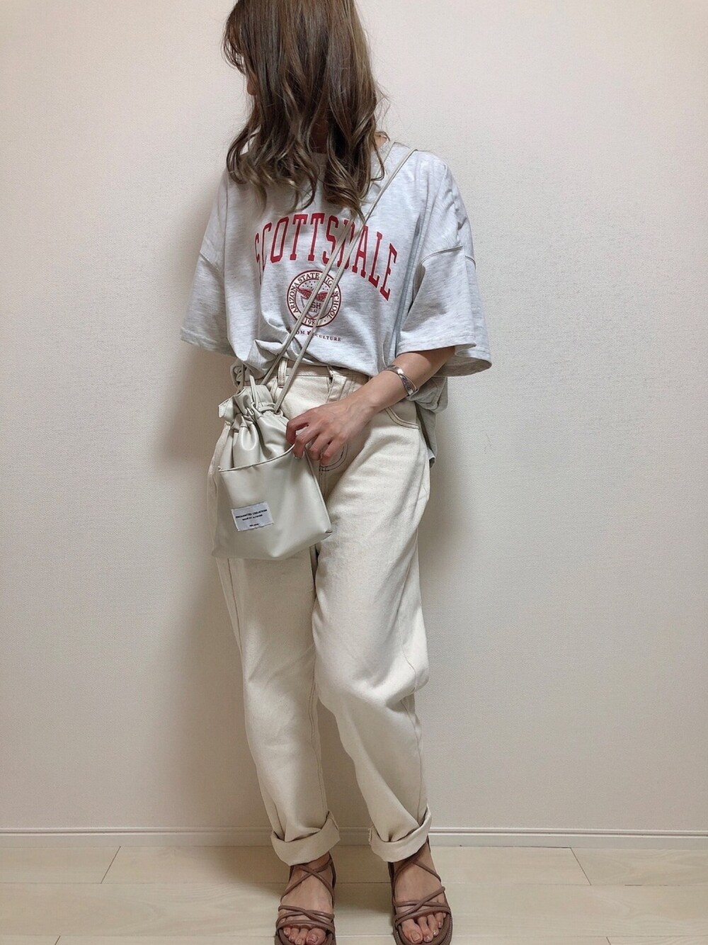 「春夏コーデ、シンプルスタイル、カジュアルコーデ、大人カジュアル、ビッグシルエット、プチプラ、デニムパンツ、韓国ファッション」｜「classicalelfのゆるっと穿くルーズバルーンのテーパードパンツ（デニムパンツ、ベージュ系）」を使った、Mii-kichiさん（レディース・156cm）の春コーディネートの1枚目の写真