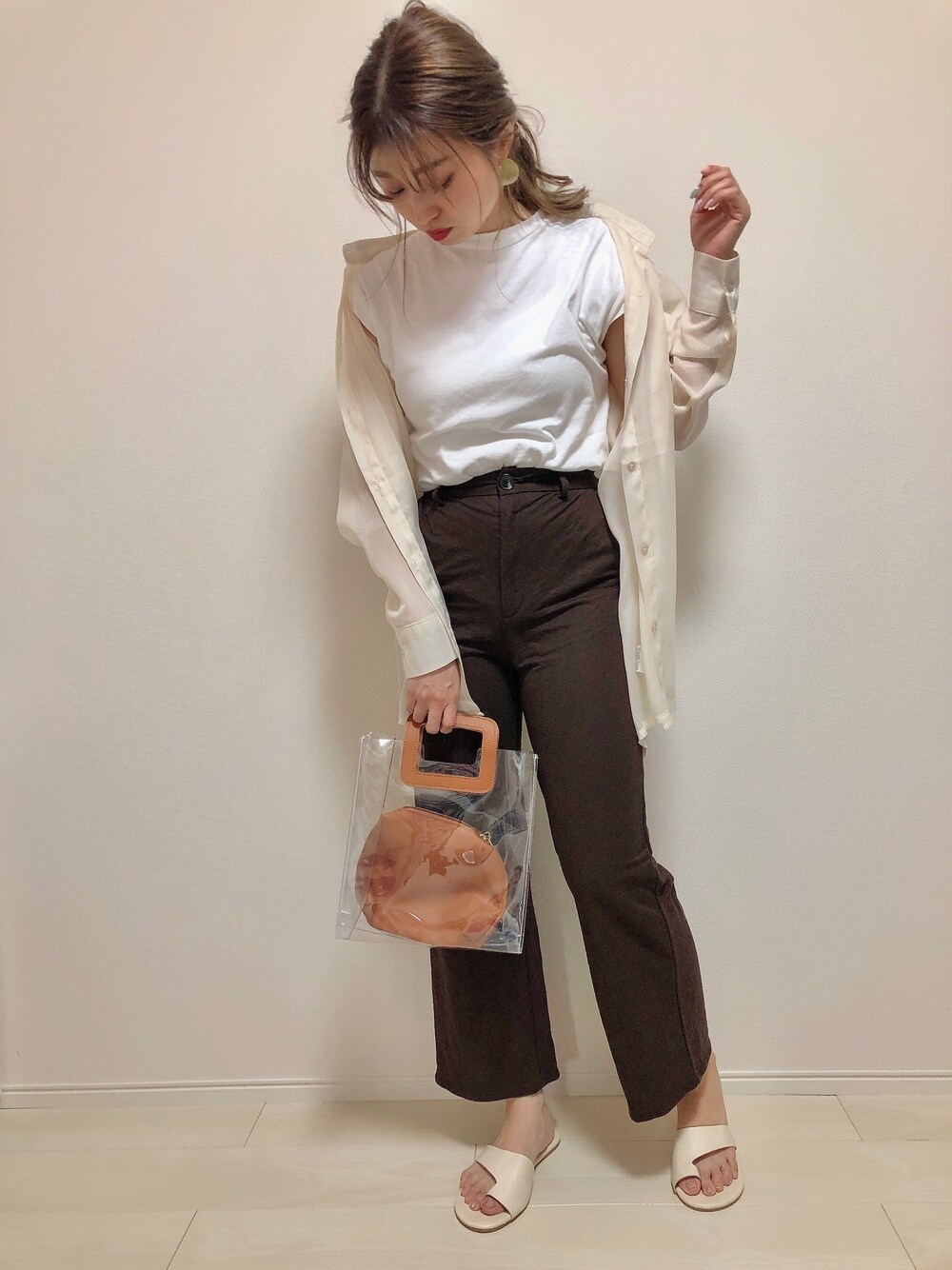 「クリアバッグ、シンプルコーデ、夏コーデ、大人女子、シアーシャツ、プチプラ、フレンチスリーブ、リネンパンツ」｜「laule'aのアイテム（バッグ、ブラウン系）」を使った、Mii-kichiさん（レディース・156cm）の春コーディネートの1枚目の写真
