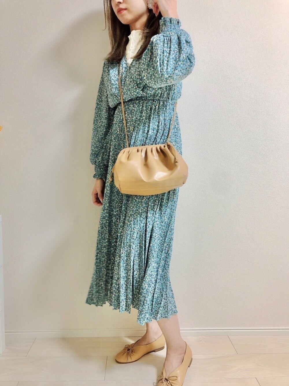 「春コーデ、春めきシューズ、プチプラコーデ、おしゃれさんと繋がりたい、ギャザーシューズ、ワンピース、オトナ女子、大人ガーリー、花柄ワンピース」｜「laule'aのアイテム（ショルダーバッグ、ベージュ系）」を使った、Mii-kichiさん（レディース・156cm）の春コーディネートの1枚目の写真
