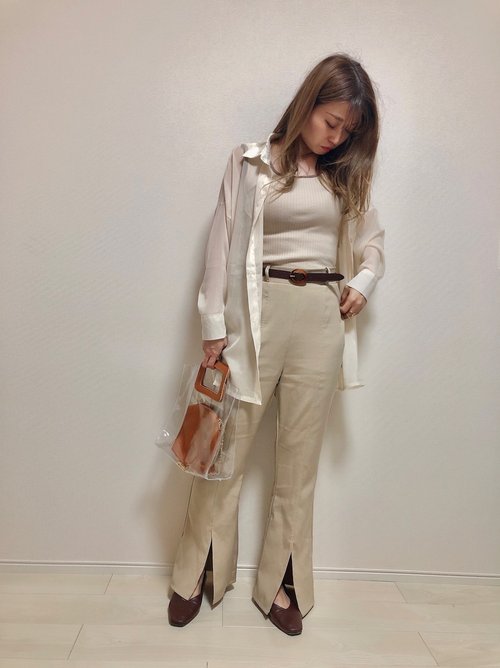 「シアーシャツ、パイピング、タンクトップ、センタースリット、フレアパンツ、クリアバッグ、スクエアトゥ、プチプラ、韓国ファッション」｜「fifthのロング丈シアーシャツ（シャツ/ブラウス、ベージュ系）」を使った、Mii-kichiさん（レディース・156cm）の夏コーディネートの1枚目の写真