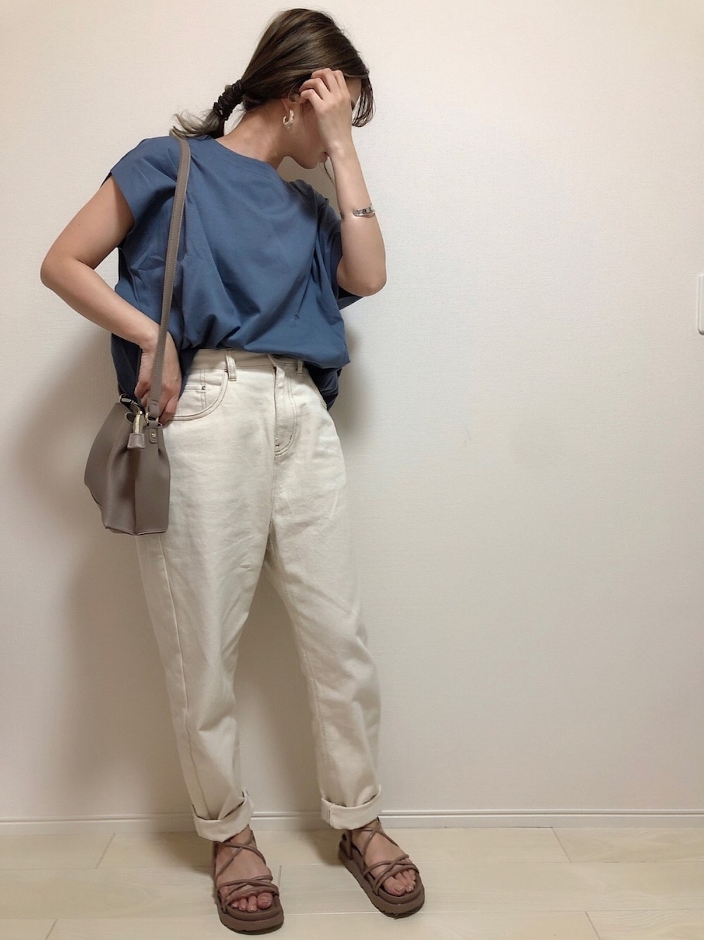 「きれいめカジュアル、オトナカジュアル、シンプルコーデ、夏コーデ、オトナ女子、カジュアル、パンツスタイル、プチプラ、プチプラコーデ」｜「classicalelfの綿100％、さらり滑らか。フレンチタックプルオーバー（Tシャツ/カットソー、ブルー系）」を使った、Mii-kichiさん（レディース・156cm）の春コーディネートの1枚目の写真