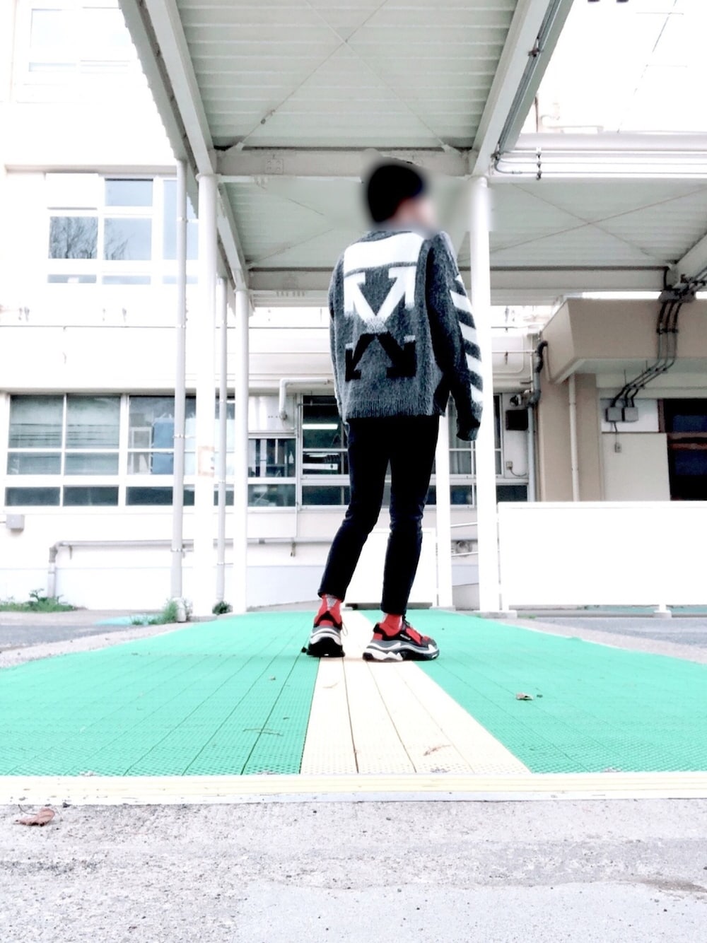 「off whiteのアイテム（ニット/セーター、グレー系）」を使った、𝓚さん（メンズ・167cm）の春コーディネートの1枚目の写真
