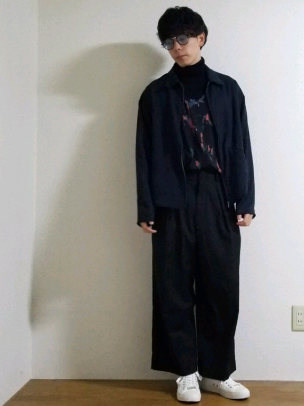 「オールブラック、タートルネック、プルオーバー、ワイドパンツ、白スニーカー、ootd、おしゃれさんと繋がりたい」｜「FRED PERRYのFRED PERRY HUGHES CANVAS (SNOW WHITE)（スニーカー、ホワイト系）」を使った、りょうたさん（メンズ・175cm）の冬コーディネートの1枚目の写真