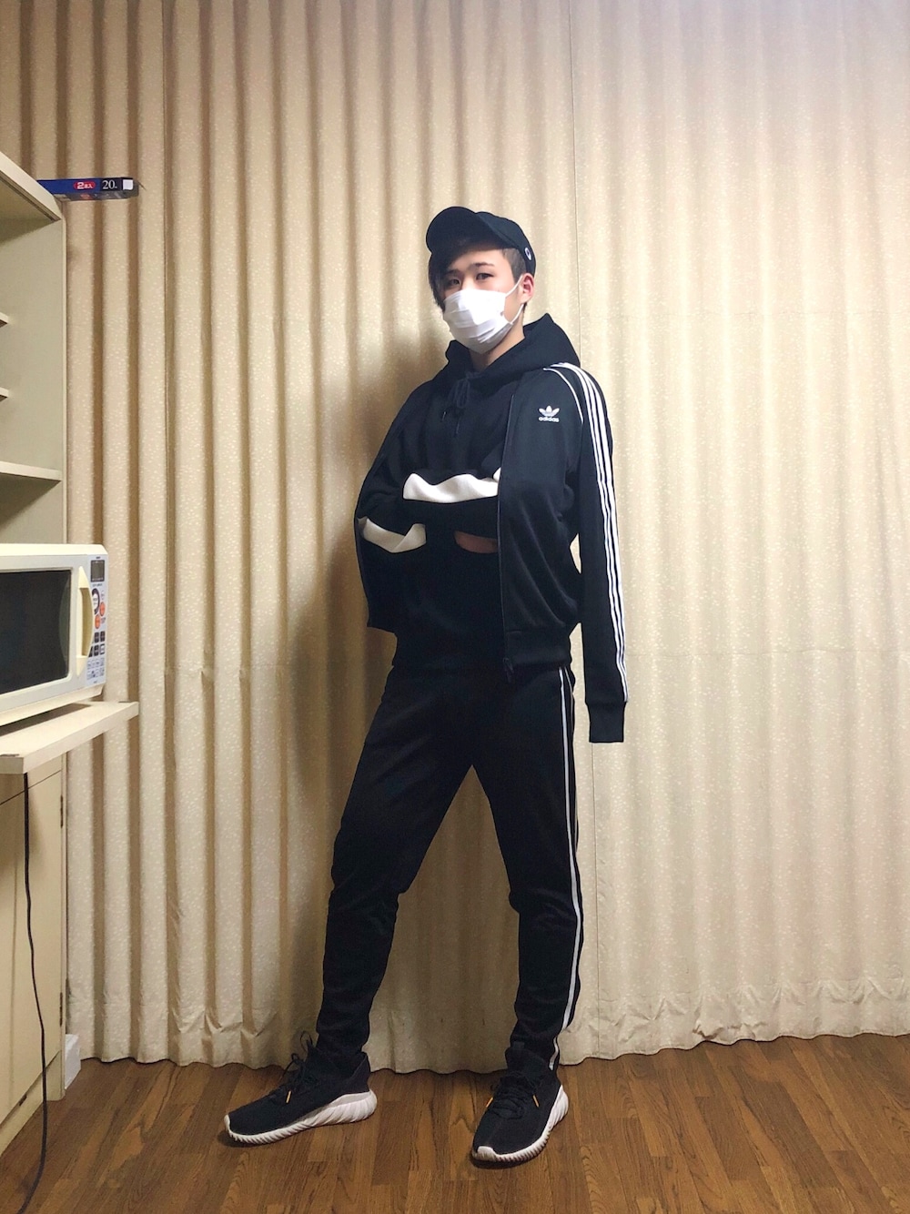 「トラックジャケット、ラインパーカー、ラインパンツ、モノトーン、黒×白、マスク、スニーカー」｜「DHOLIC SELECTのアイテム（パーカー、ブラック系）」を使った、さるさん（メンズ・173cm）の秋コーディネートの1枚目の写真