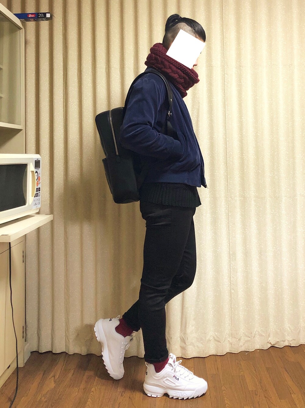 ブルー系のMA-1、ブラック系のニット/セーター、ブラック系のデニムパンツを着用したメンズの冬コーディネートの1枚目の写真