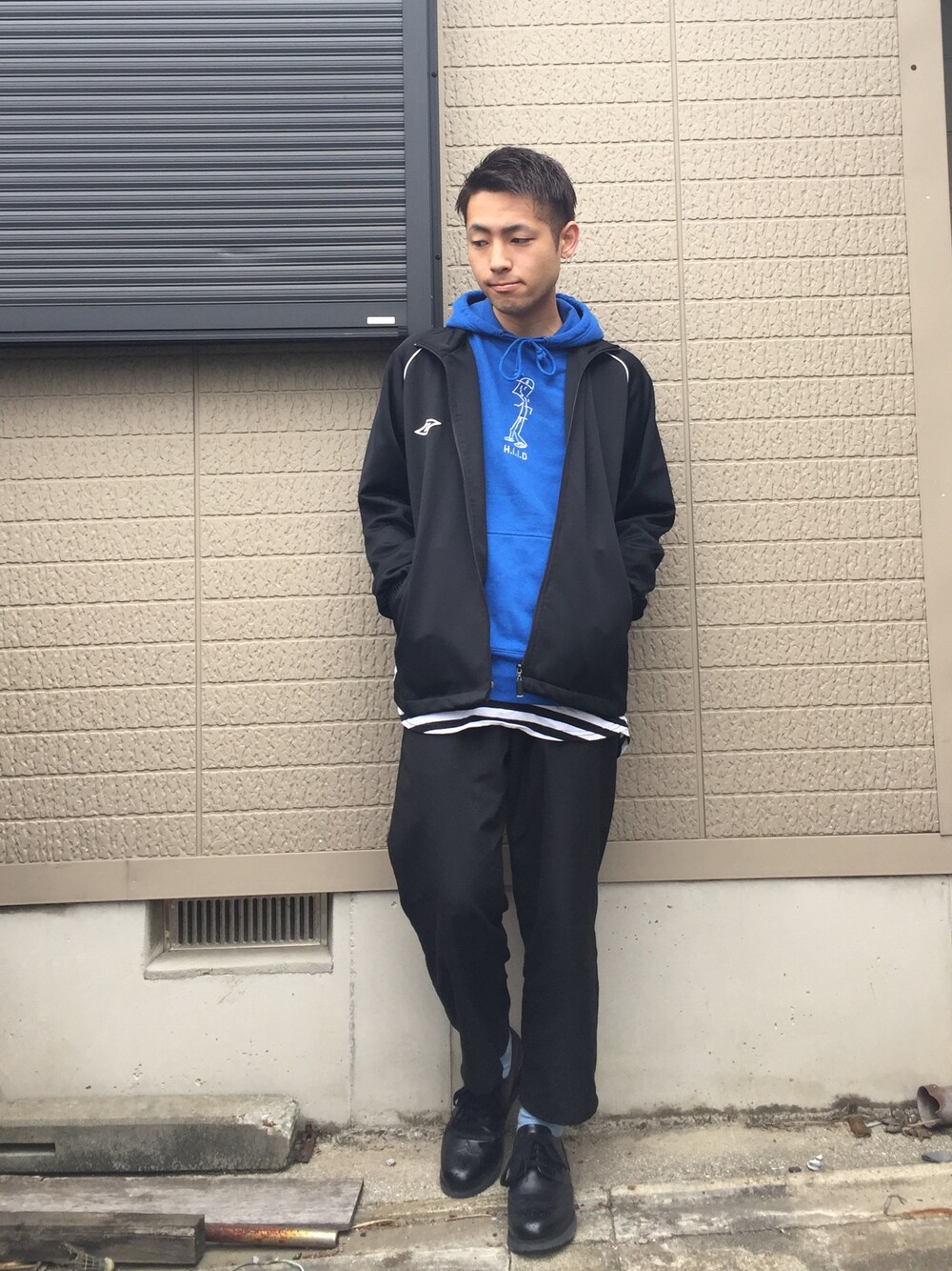 ブラック系のシューズ、その他のTシャツ/カットソー、ブルー系のトップスを着用したメンズの春コーディネートの1枚目の写真