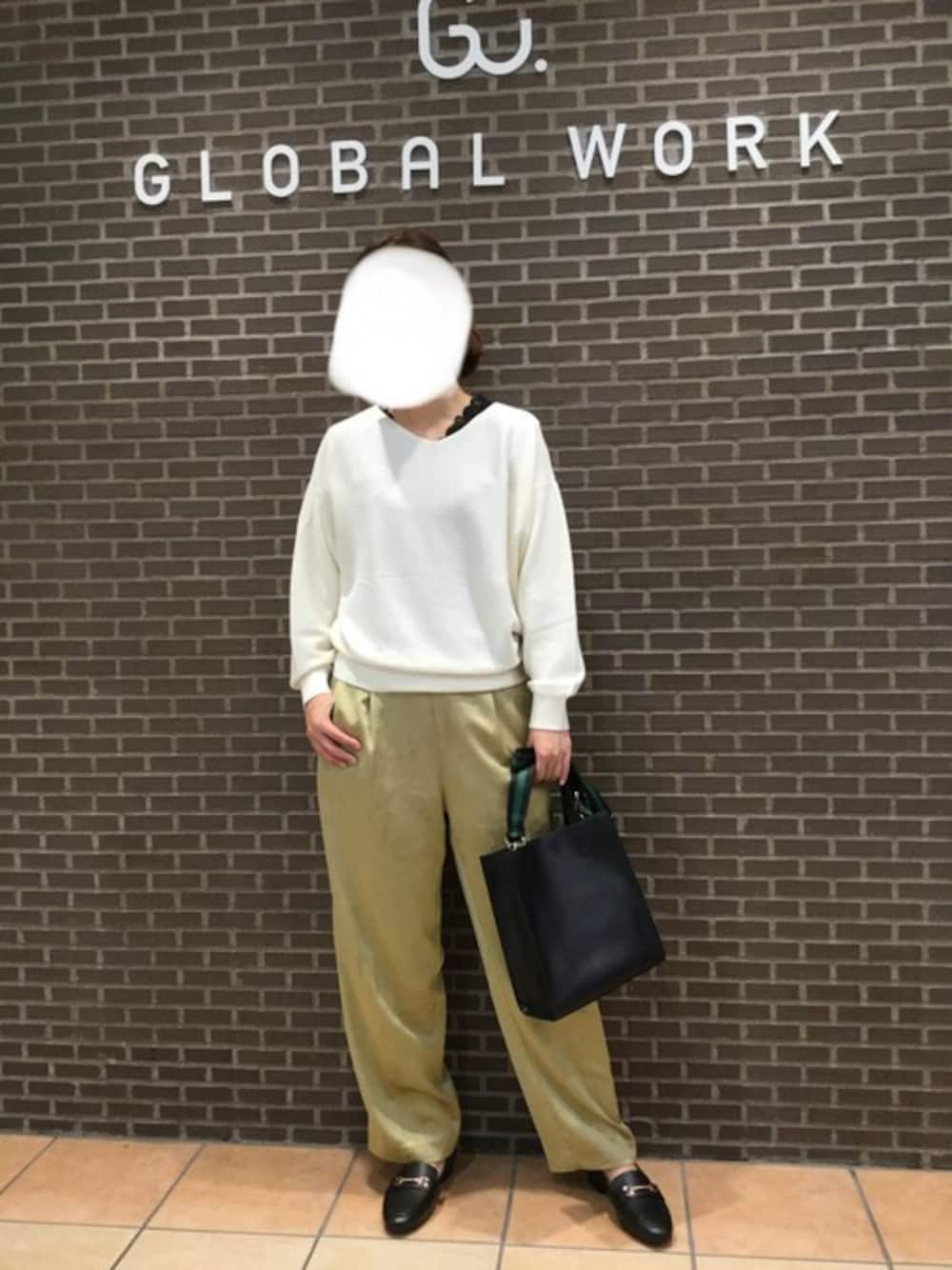 「ローファー、サテンパンツ、GLOBAL WORK、シンプルコーデ、グローバルワーク(GLOBAL WORK)、オトナカジュアル、秋コーデ、ピスタチオ、秋服準備はじめました、グローバルワーク昭島コーデ」｜「GLOBAL WORKのBEAUTEEレースVフレンチT/865568（Tシャツ/カットソー、ブラック系）」を使った、てんさん（レディース・166cm）の秋コーディネートの1枚目の写真