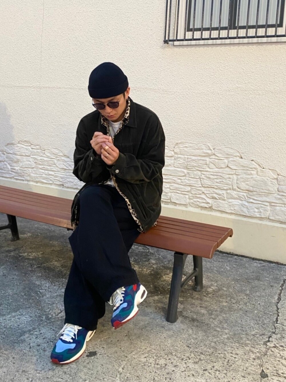 「コーデュロイ、レオパード、柄シャツ、白Tシャツ、ワイドパンツ、オーバーサイズ、スニーカー、ニット帽、休日スタイル」｜「neosの【neos -addictive design-】ビッグシルエット ヒョウ柄 レオパード プリント シャツ（シャツ/ブラウス、ブラウン系）」を使った、miizukiiさん（メンズ・174cm）の秋コーディネートの1枚目の写真