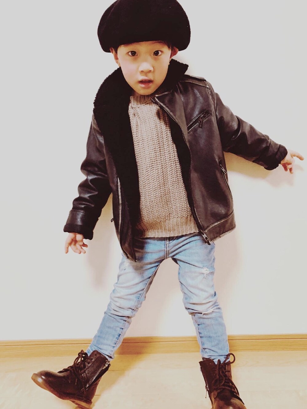 「休日スタイル、秋冬コーデ、おしゃれさんと繋がりたい、キッズコーデ、キッズファッション、男の子コーデ、冬アウター着回しチャレンジ」｜「devirockの畦編みビッグニット セーター（ニット/セーター、ブラウン系）」を使った、Yuki aki さん（レディース・100cm）の冬コーディネートの1枚目の写真