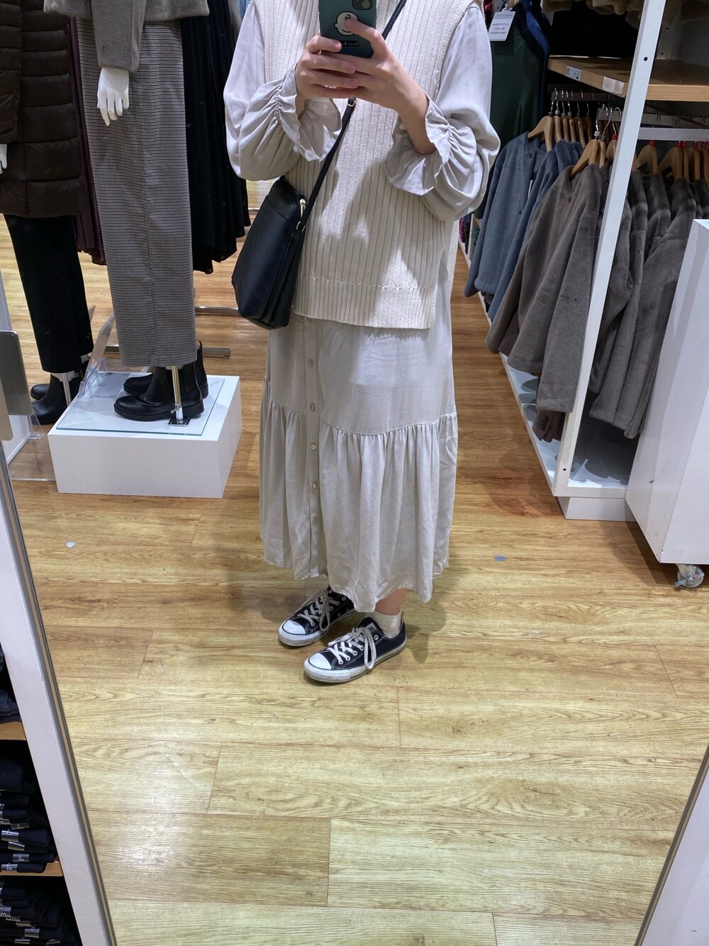 「休日コーデ、秋冬コーデ、ハロウィン、スニーカーコーデ、ローリーズファーム(LOWRYS FARM)、KBF、converse、ティアードワンピース、ニットベスト」｜「ems exciteのバックリボンリブニットベスト（ベスト、ホワイト系）」を使った、TSUBASAさん（レディース・162cm）の秋コーディネートの1枚目の写真