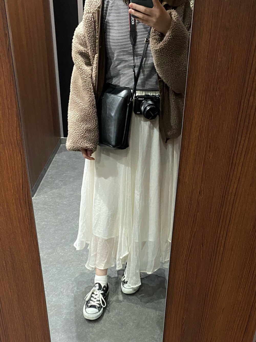 「お洒落さんとつながりたい、シンプルコーデ、スニーカーコーデ、タートルネック、スカート、ロングワンピース、Vannie U、コンバース、KBF、hotping」｜「VANNIE UのVANNIE U オーロラフレアスカート（スカート、ホワイト系）」を使った、TSUBASAさん（レディース・162cm）の秋コーディネートの1枚目の写真