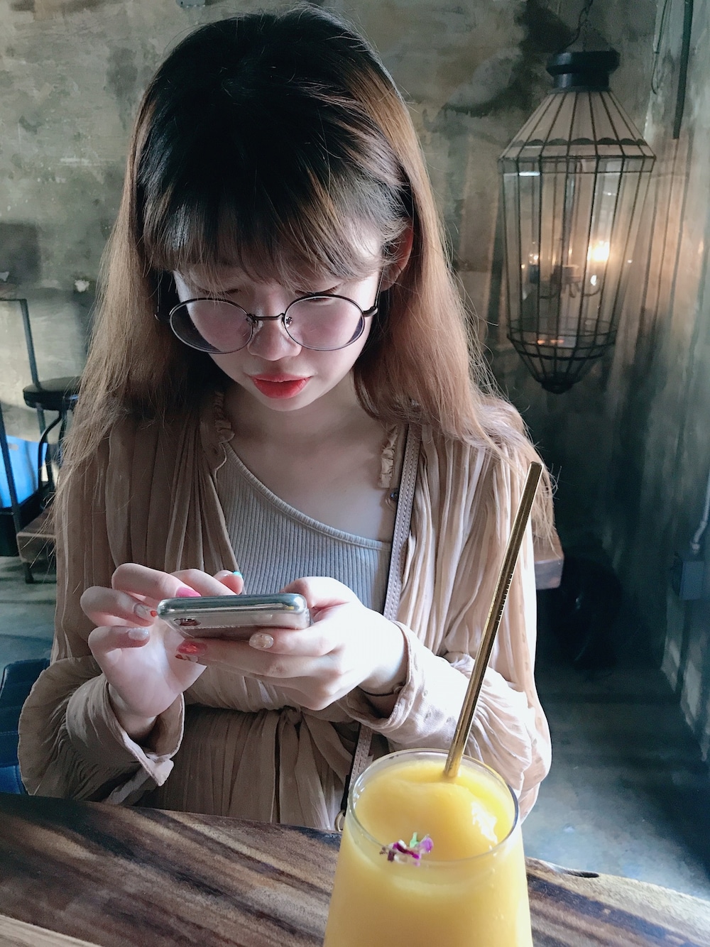 「coffee shop」｜「Another Editionのアイテム（ワンピース、ベージュ系）」を使った、ChloeXueさん（レディース・160cm）の秋コーディネートの1枚目の写真
