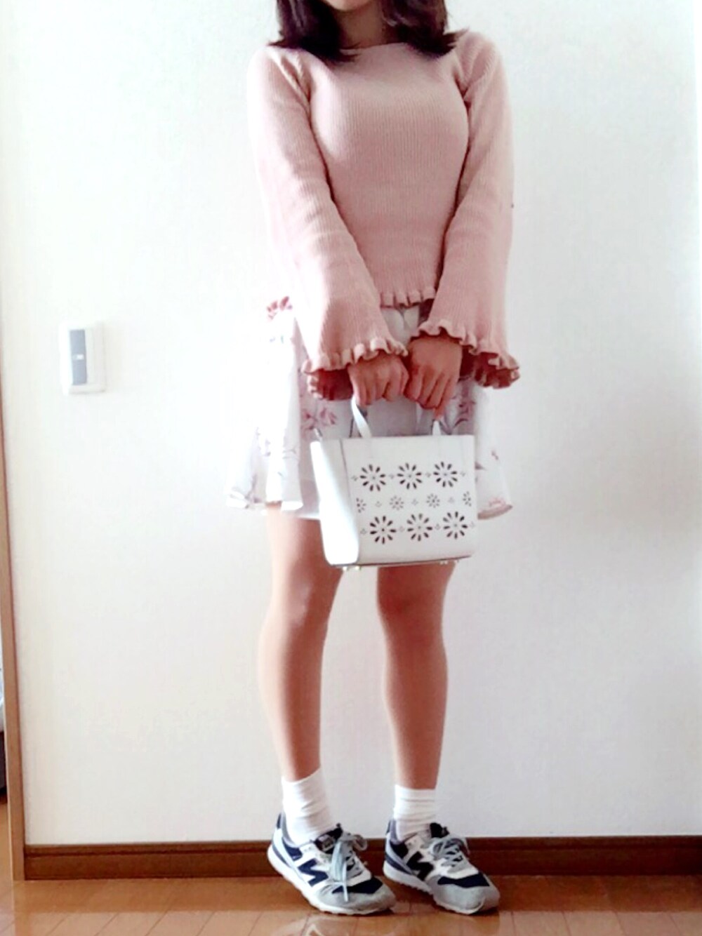 「はるコーデ、チューリップ、フリル、スニーカー」｜「kate spade new yorkのFAYE DRIVE SMALL HALLIE（ショルダーバッグ、ホワイト系）」を使った、mimuさん（レディース・153cm）の春コーディネートの1枚目の写真