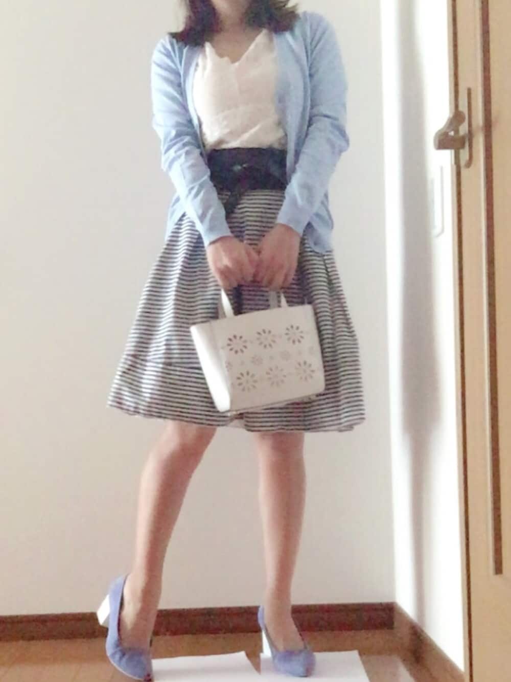 「はるコーデ、カーディガン、オトナカジュアル、サッシュベルト」｜「kate spade new yorkのFAYE DRIVE SMALL HALLIE（ショルダーバッグ、ホワイト系）」を使った、mimuさん（レディース・153cm）の春コーディネートの1枚目の写真