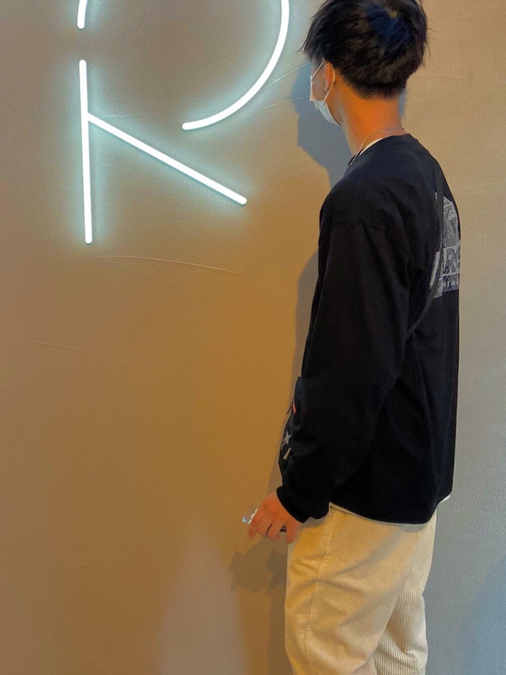 「XLARGE、GU、東海オンエア、rcoffeestand、休日コーデ、お洒落さんとつながりたい、ロンT」｜「XLARGEのL/S TEE PYTHON SLANTED OG（Tシャツ/カットソー、ブラック系）」を使った、たいがぁさん（メンズ・182cm）の春コーディネートの1枚目の写真