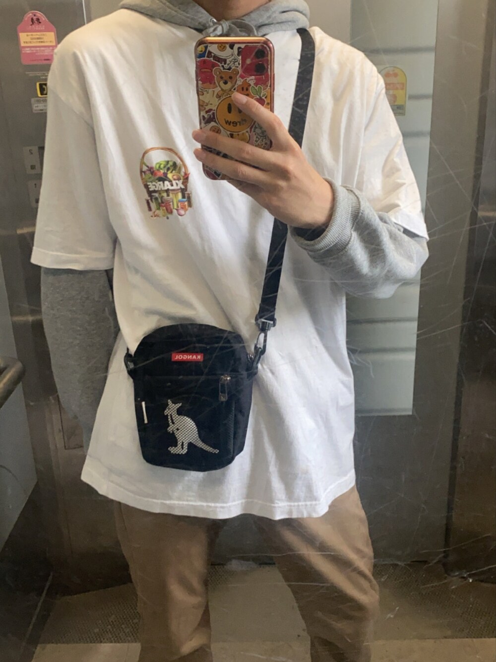 「休日コーデ、スラックス、レイヤードスタイル、XLARGE、GU、KANGOL、UNIQLO、いいね、save、フォローお願いします🤑、春コーデ」｜「XLARGEのS/S TEE ORGANIC（Tシャツ/カットソー、ホワイト系）」を使った、たいがぁさん（メンズ・182cm）の春コーディネートの1枚目の写真
