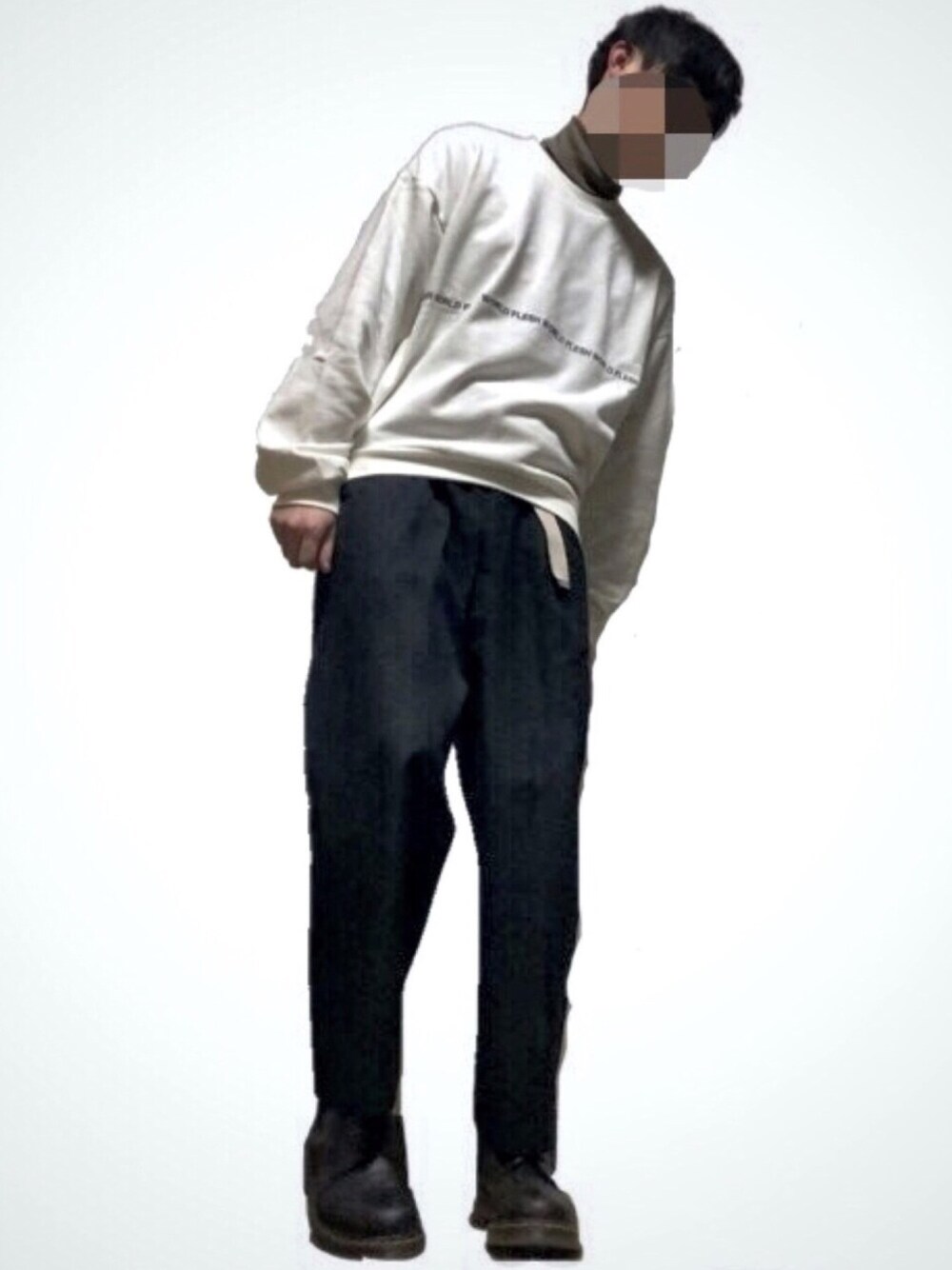「HARE、DRESSEDUNDRSSED、COMME des GARCONS、Dr.Martens、今日のコーデ、ブラック、きれいめカジュアル、はるコーデ、休日スタイル、シンプル」｜「DRESSEDUNDRESSEDのFLESH WORLD EMBROIDERY CREW NECK SWEATER（スウェット、ホワイト系）」を使った、デュゥギさん（メンズ・172cm）の冬コーディネートの1枚目の写真
