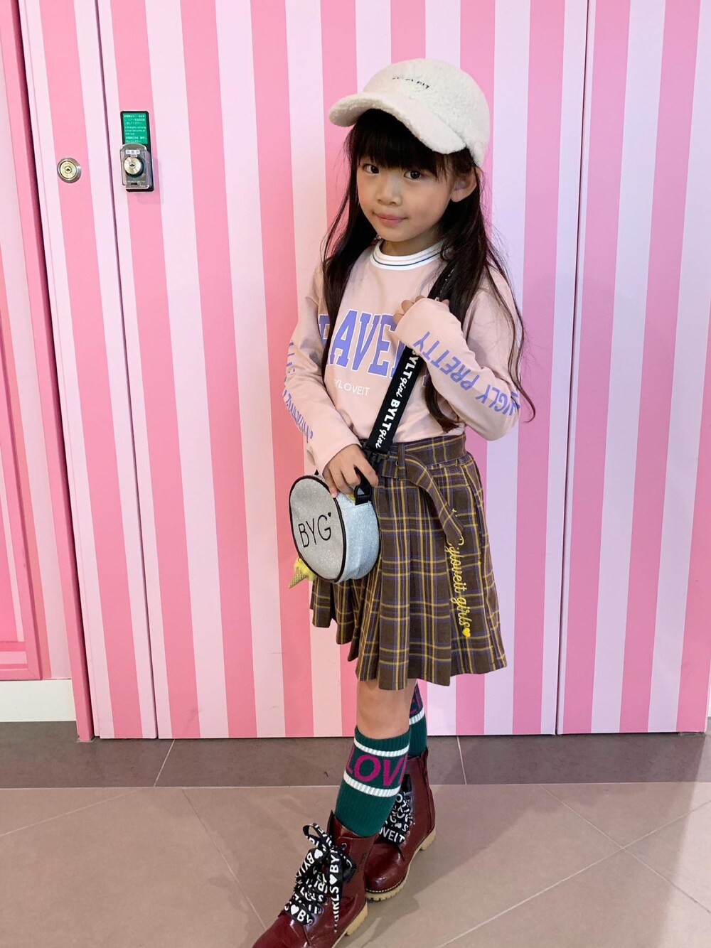 「キッズファッション、おんなのこ、小学生、バイラビ、バイラビット、バイラビコーデ、by loveit、JSファッション、小学生コーデ、秋コーデ」｜「by LOVEiTのビスチェ＆スカッツセット（アンサンブル、ブラウン系）」を使った、rioさん（キッズ・121cm）の秋コーディネートの1枚目の写真