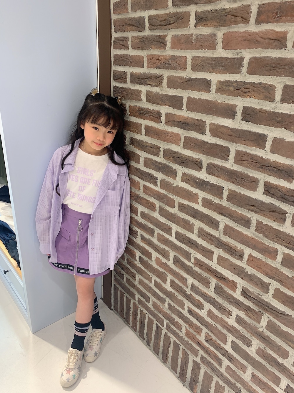「キッズファッション、女の子、女の子ファッション、kidsfashion、バイラビット、byloveit、小学生、小学生コーデ、9歳」｜「by LOVEiTのロゴTシャツ×チェックシアーシャツセット（アンサンブル、パープル系）」を使った、rioさん（キッズ・127cm）の春コーディネートの1枚目の写真