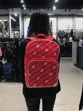 「adidas（アディダス）のアイテム（バックパック/リュック、レッド系）」を使った、森林公園さん（レディース・163cm）の秋コーディネート