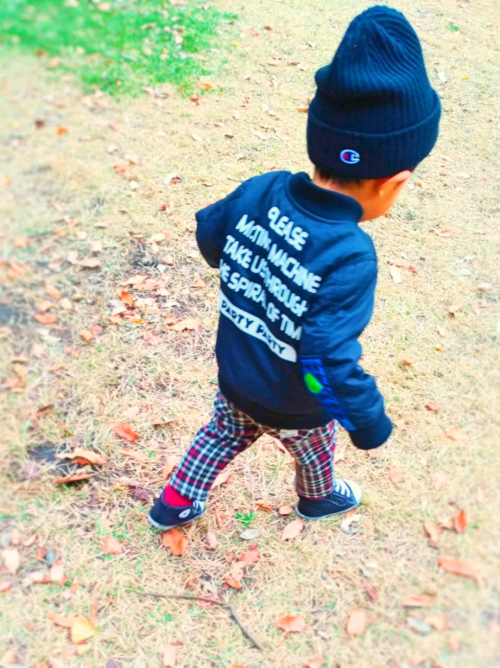 「冬コーデ、シンプル、スニーカー、チェックパンツ、あかいくつした、コンバース、おとこのこ、公園」｜「Championの【Champion】デカロゴワッチキャップ（ニットキャップ/ビーニー、ブラック系）」を使った、siba茶さん（キッズ・90cm）の冬コーディネートの1枚目の写真