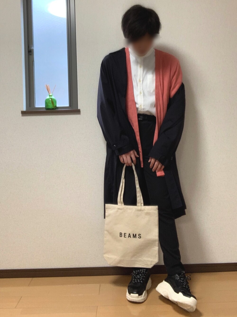 「おうちファッション、トートバッグ、ピンク、春コーデ、大学生」｜「BEAMSのBEAMS / イージーフィット バルカラー コート（ステンカラーコート、ブラック系）」を使った、ぽんぬ🪡さん（メンズ・175cm）の春コーディネートの1枚目の写真