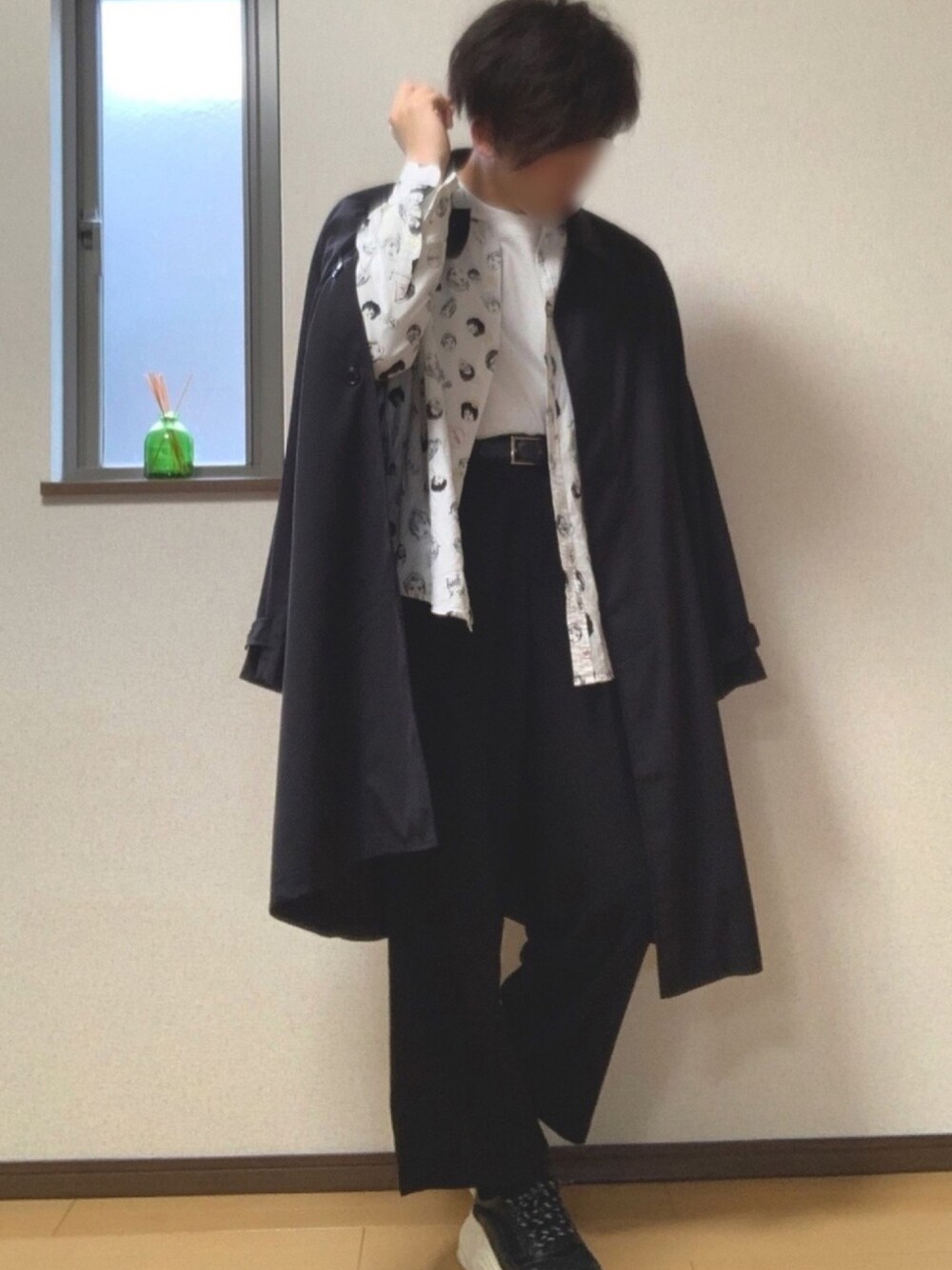 「おうちファッション、大学生、春コーデ、レイヤードスタイル、モノトーン、白シャツ、ワイドパンツ」｜「Design Tshirts Store graniphのアイテム（シャツ/ブラウス、ホワイト系）」を使った、ぽんぬ🪡さん（メンズ・175cm）の春コーディネートの1枚目の写真