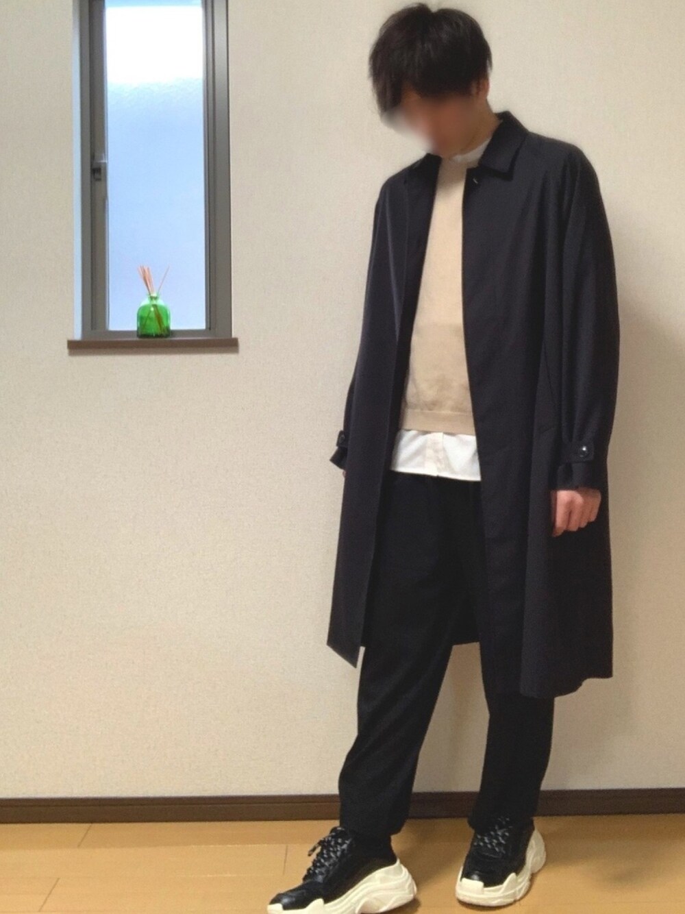 「おうちファッション、大学生、春コーデ、ワイドパンツ、レイヤードスタイル」｜「BEAMSのBEAMS / イージーフィット バルカラー コート（ステンカラーコート、ブラック系）」を使った、ぽんぬ🪡さん（メンズ・175cm）の春コーディネートの1枚目の写真