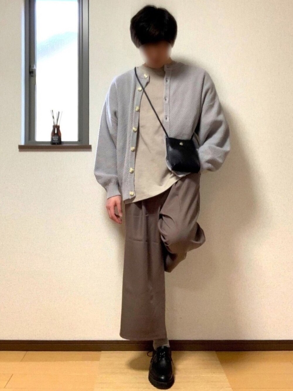 ベージュ系のTシャツ/カットソー、ブラック系のショルダーバッグ、ベージュ系のその他パンツを着用したメンズの春コーディネートの1枚目の写真