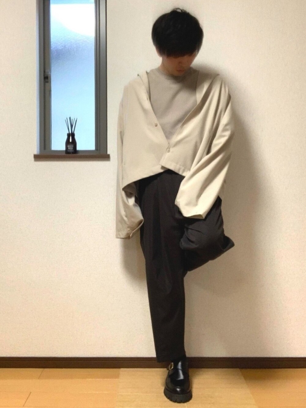 ベージュ系のTシャツ/カットソー、ベージュ系のシャツ/ブラウス、グレー系のその他パンツを着用したメンズの春コーディネートの1枚目の写真