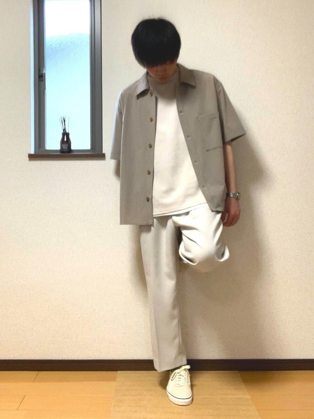 ベージュ系のシャツ/ブラウス、ベージュ系のTシャツ/カットソー、ホワイト系のタンクトップを着用したメンズの春コーディネートの1枚目の写真