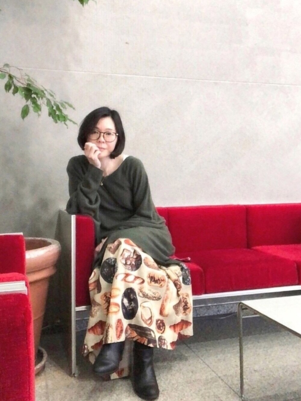 園崎未恵 Sonozaki Mieさんの「「パンできました」柄スカート7417（MERLOT）」を使ったコーディネート