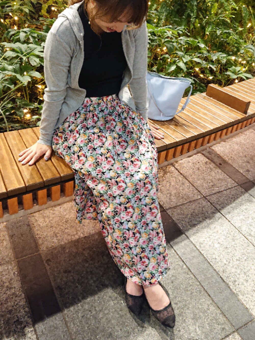 「休日、カジュアル、ロングスカート、花柄」｜「UNIQLOのクロップドクルーネックT（半袖）（Tシャツ/カットソー、ブラック系）」を使った、*pnk*さん（レディース・157cm）の夏コーディネートの1枚目の写真