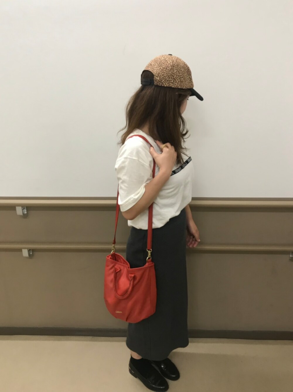 「ショッピング、カジュアル、タイトスカート、ひょう柄、スポーティ」｜「Kappaの(Kappa)【ROSE BUD別注】KappaバイカラーTシャツ（Tシャツ/カットソー、ホワイト系）」を使った、*pnk*さん（レディース・157cm）の秋コーディネートの1枚目の写真