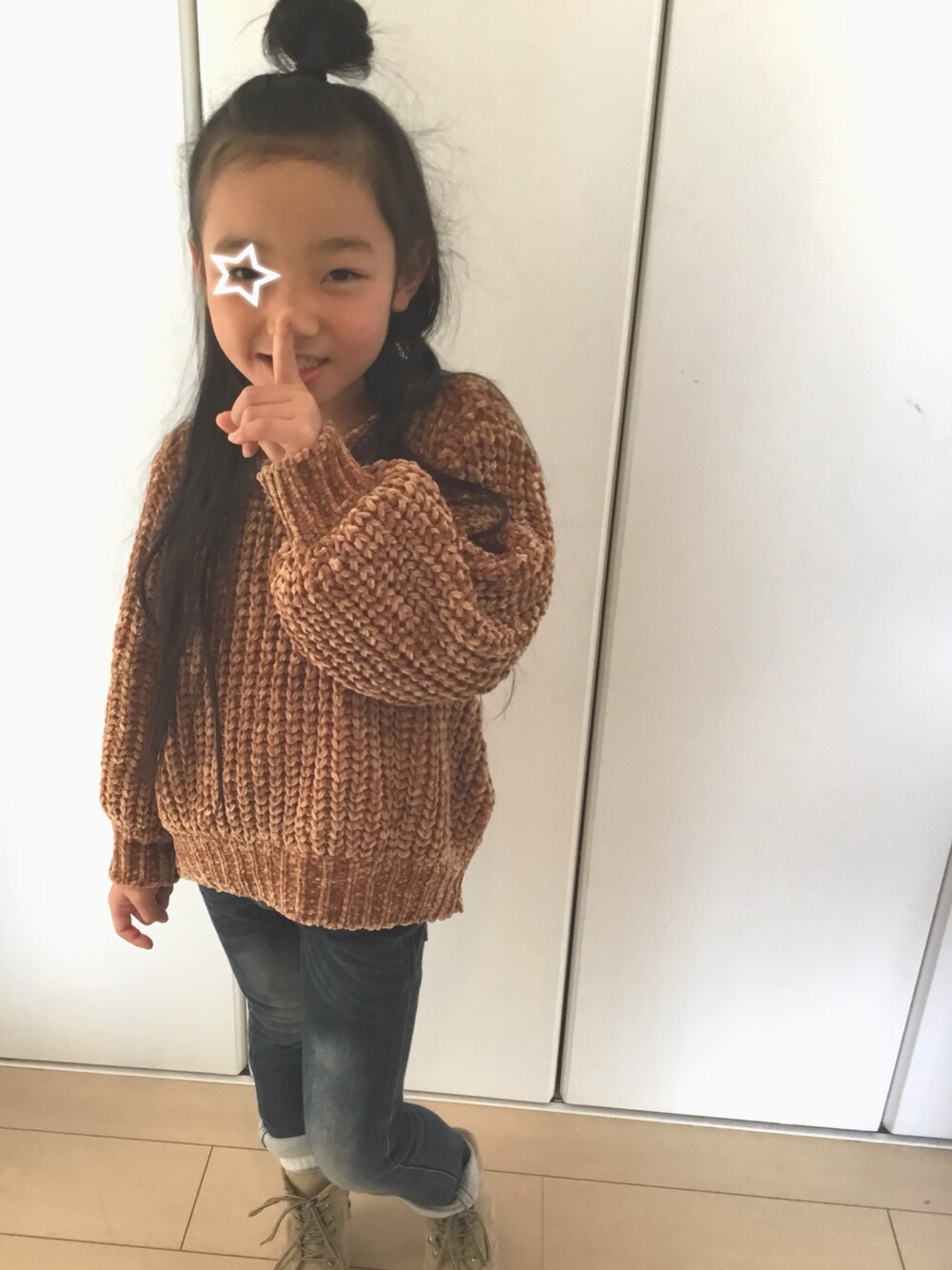 「冬コーデ、ボリュームニット、チャオパニックティピー(CIAOPANIC TYPY)、キッズコーデ、女の子、小学生、デニム、おだんごヘアー」｜「CIAOPANIC TYPYの【ママとお揃い】モールヤーンボリュームニット（ニット/セーター、イエロー系）」を使った、H♡Hさん（キッズ・120cm）の冬コーディネートの1枚目の写真