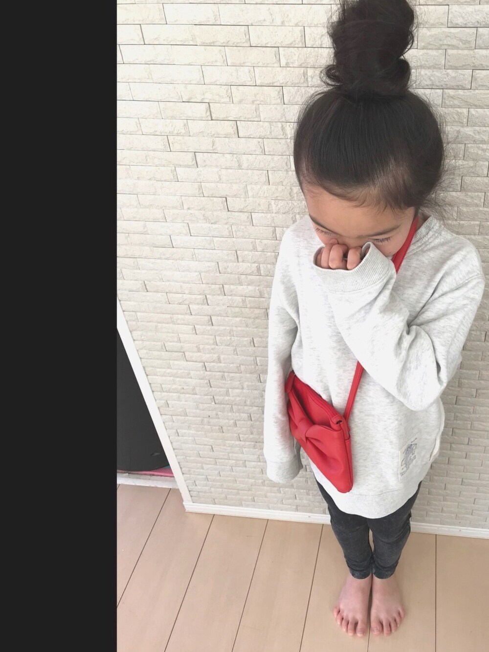 「キッズファッション、女の子、カジュアルコーデ、小学生、LEE、おだんごヘアー、ザラ、赤、スウェット」｜「ZARA KIDSのアイテム（デニムパンツ、ブラック系）」を使った、H♡Hさん（キッズ・120cm）の冬コーディネートの1枚目の写真