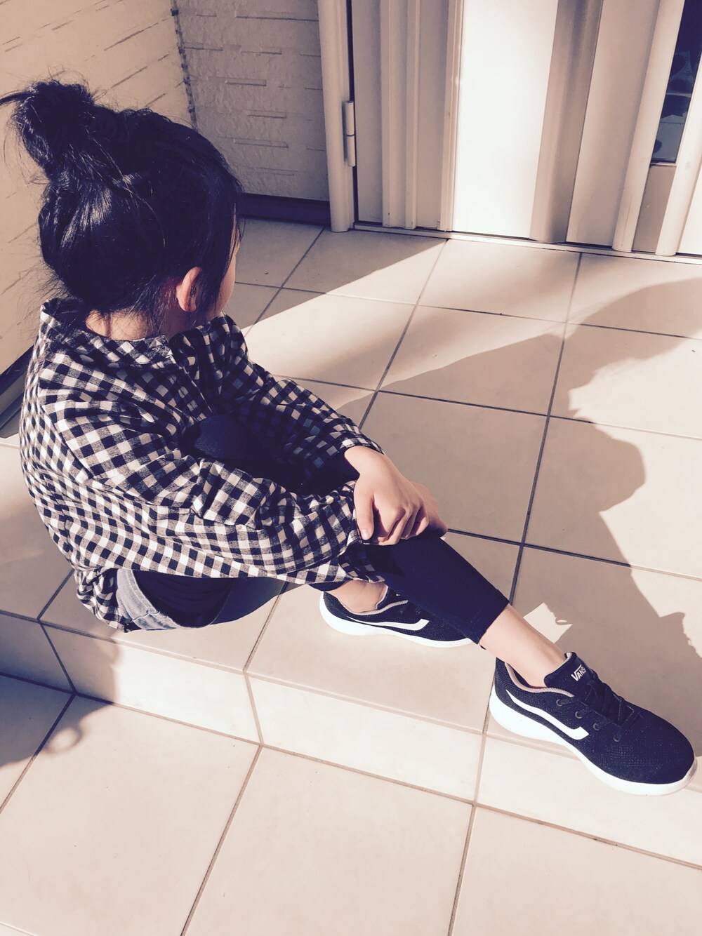 「kids、プチプラコーデ、ギンガムチェック、デニムスカート、LEE、小学生、おだんごヘアー、VANS、スニーカー、女の子」｜「Leeの【Lee】デニムスカート（スカート、ブルー系）」を使った、H♡Hさん（キッズ・120cm）の冬コーディネートの1枚目の写真