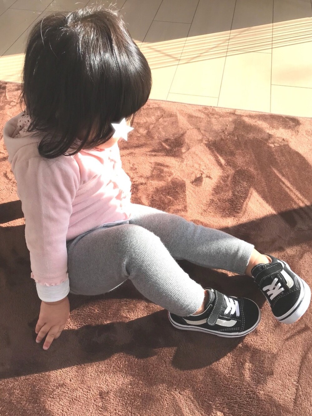 「キッズファッション、おんなのこ、1歳、VANS、オールドスクール、スニーカー」｜「VANSのキッズ VANS ヴァンズ OLD SKOOL オールドスクール V36CJ SP15 BLACK（スニーカー、ブラック系）」を使った、H♡Hさん（キッズ・120cm）の冬コーディネートの1枚目の写真