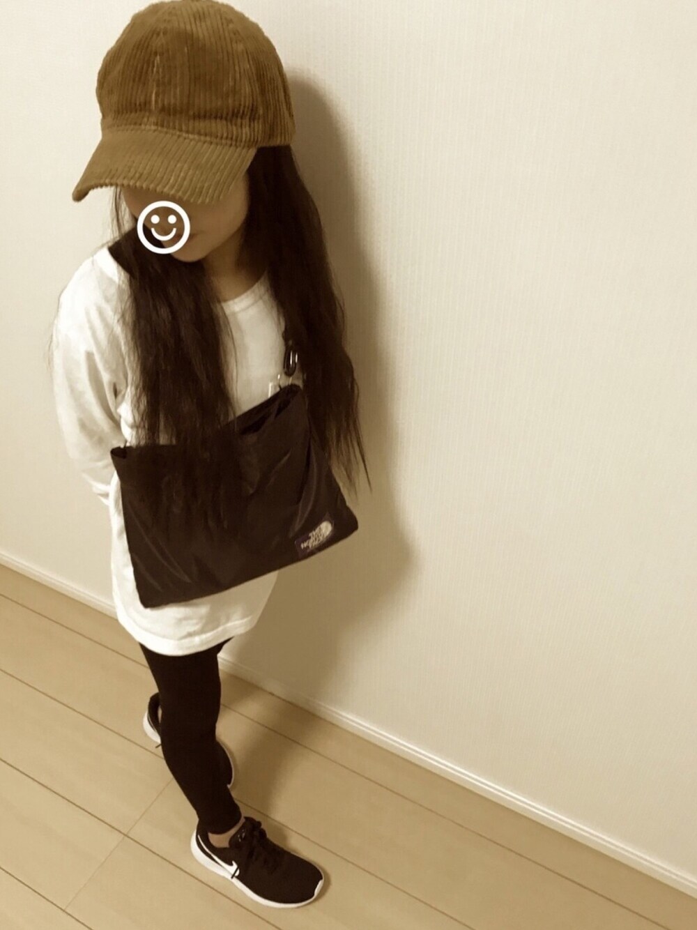 「キッズコーデ、休日スタイル、女の子、小学生、シンプル、カジュアル、キャップ、サコッシュ、ナイキ、プチプラ」｜「BEAUTY&YOUTH UNITED ARROWSのアイテム（ハット、ブラウン系）」を使った、H♡Hさん（キッズ・120cm）の冬コーディネートの1枚目の写真