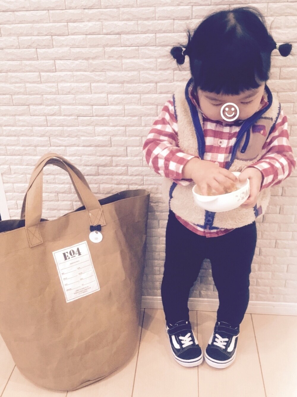 「カジュアルコーデ、キッズコーデ、1歳、女の子、バンズ、スニーカー、チェックシャツ、レギンス、もこもこ」｜「無印良品のアイテム（シャツ/ブラウス、レッド系）」を使った、H♡Hさん（キッズ・120cm）の冬コーディネートの1枚目の写真
