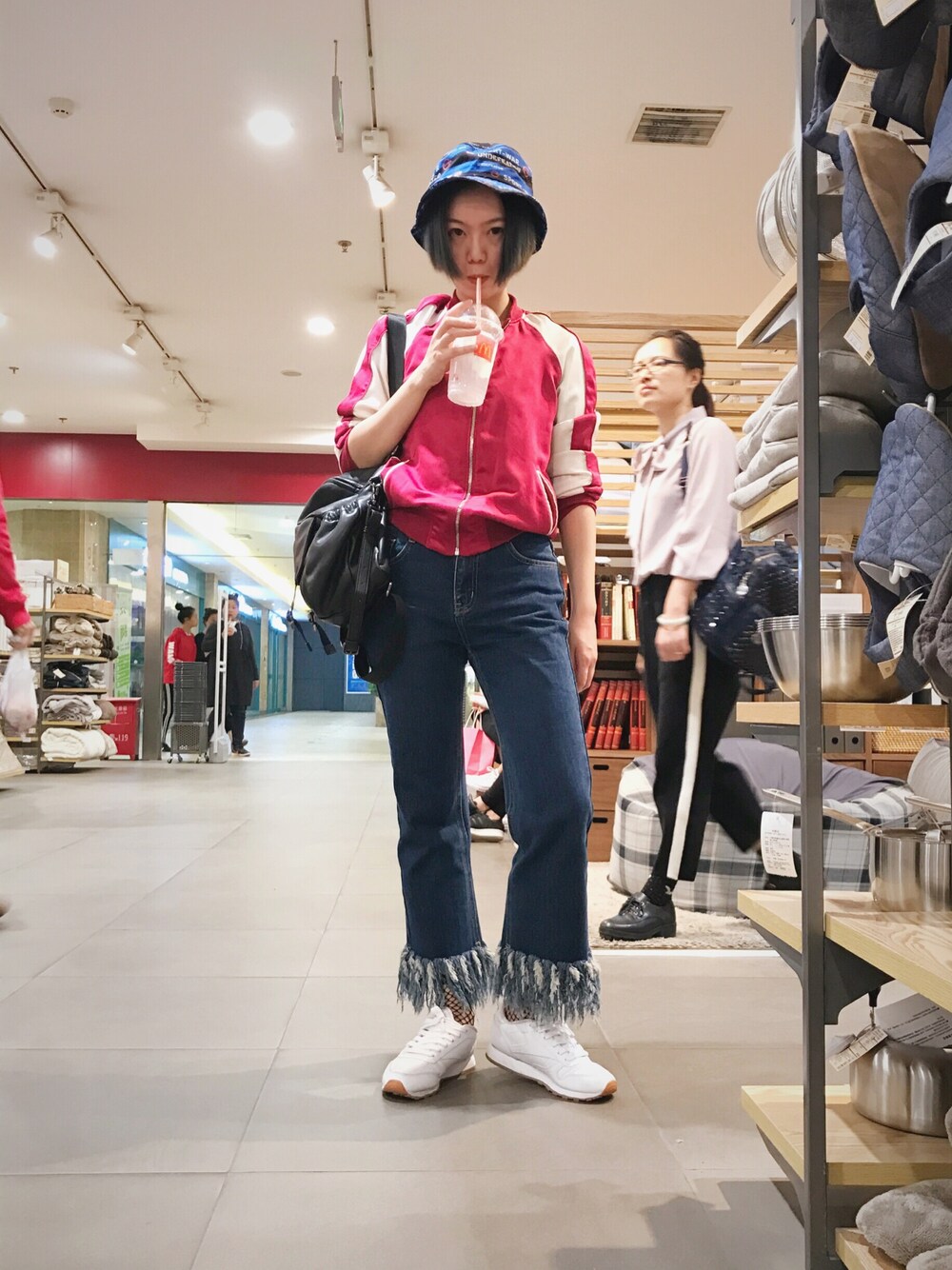 「MUJI」｜「Bershkaのアイテム（ノーカラージャケット、レッド系）」を使った、雷恩雷恩さん（レディース・158cm）の春コーディネートの1枚目の写真