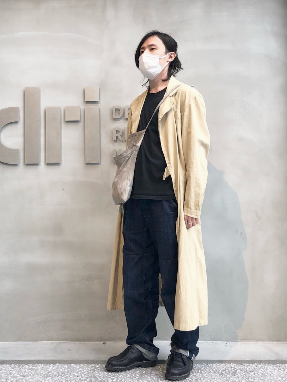 ベージュ系のジャケット/アウター、ブラック系のデニムパンツ、グレー系のショルダーバッグを着用したメンズの春コーディネートの1枚目の写真
