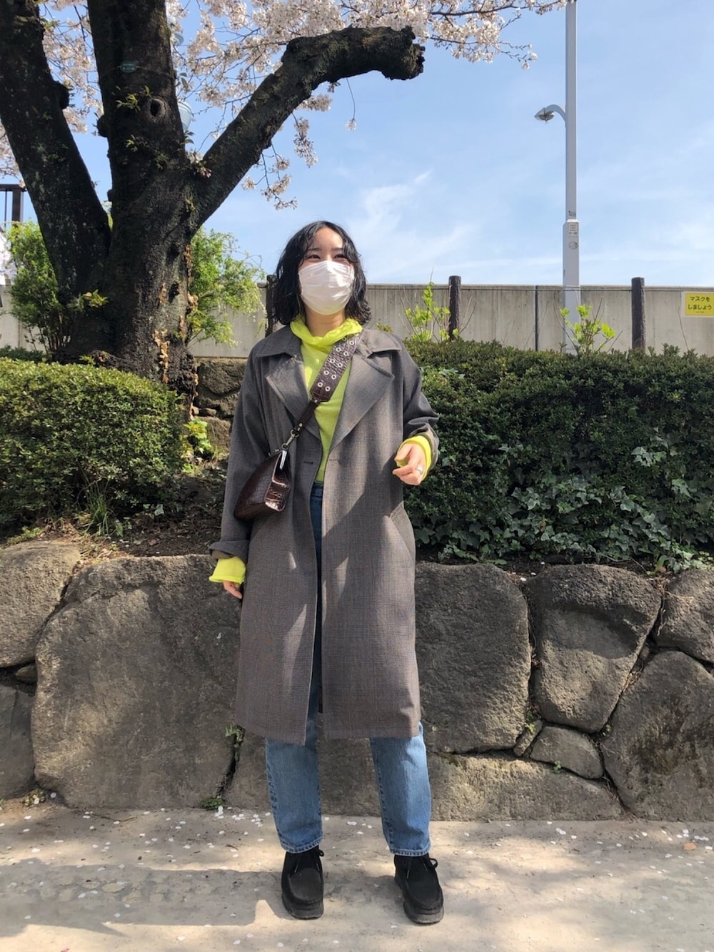 「A.P.C.のアイテム（トレンチコート、グレー系）」を使った、NATSUKIさん（レディース・160cm）の春コーディネートの1枚目の写真