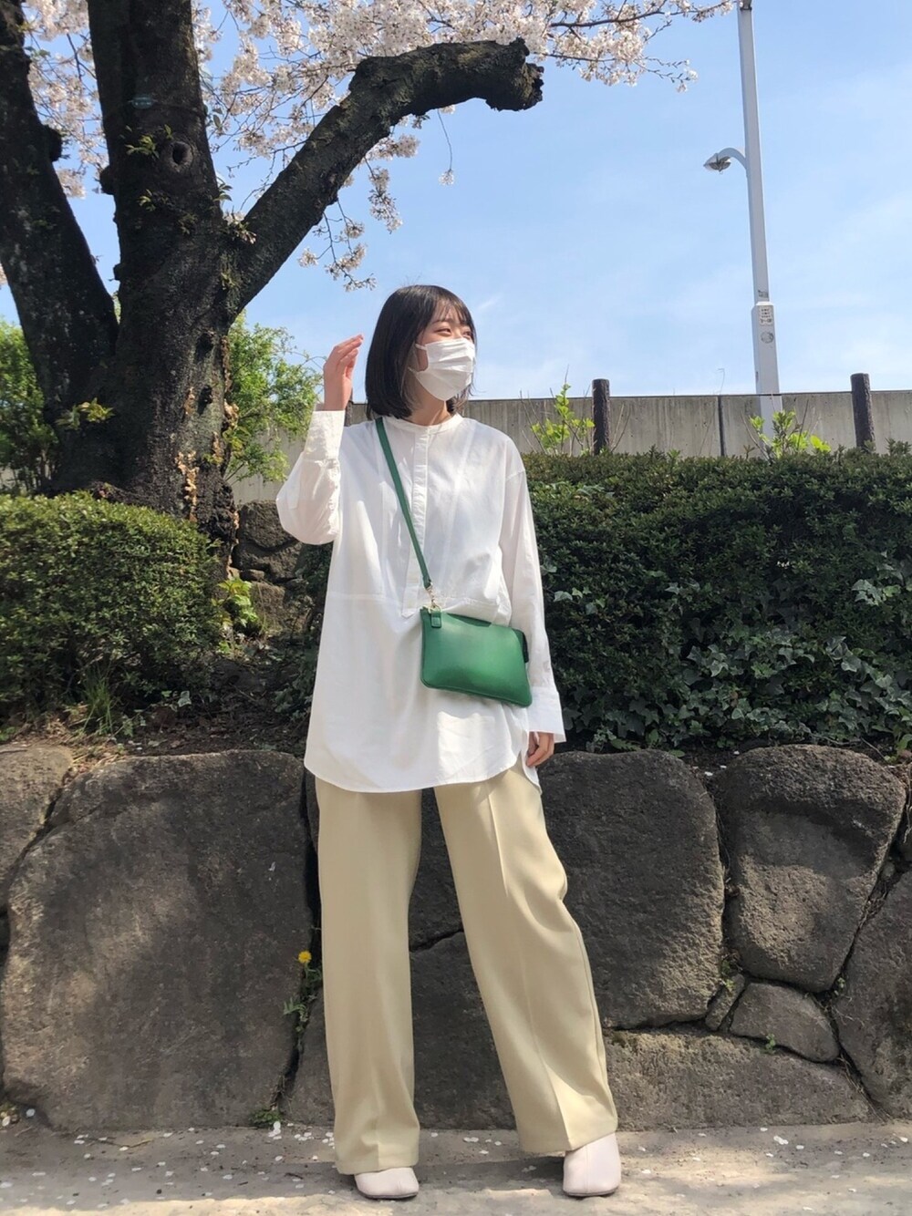 「カラーパンツ、お花見コーデ」｜「A part byのグリンフィルスタンドシャツ　865321（シャツ/ブラウス、ホワイト系）」を使った、NATSUKIさん（レディース・160cm）の春コーディネートの1枚目の写真